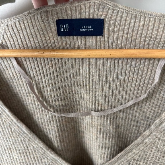GAP Soft Wool Blend Rib V-Neck Sweater In Beige Size Large - Picture 6 of 9